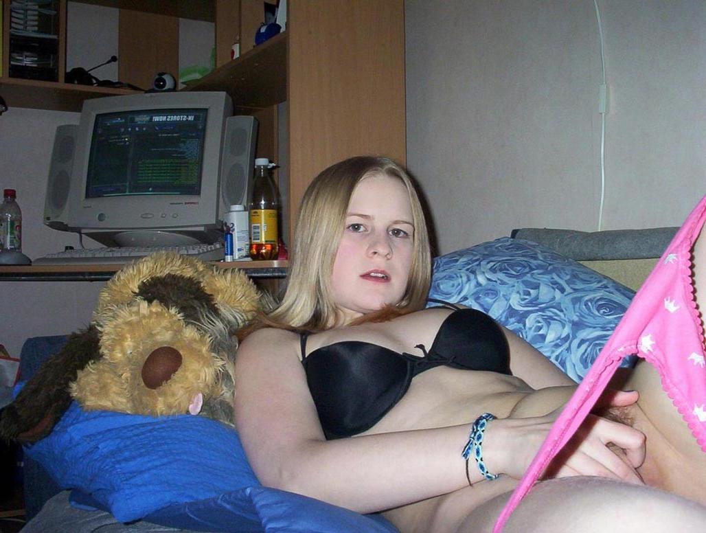 20P Blonde amateur girlfriend posing in her bedroom