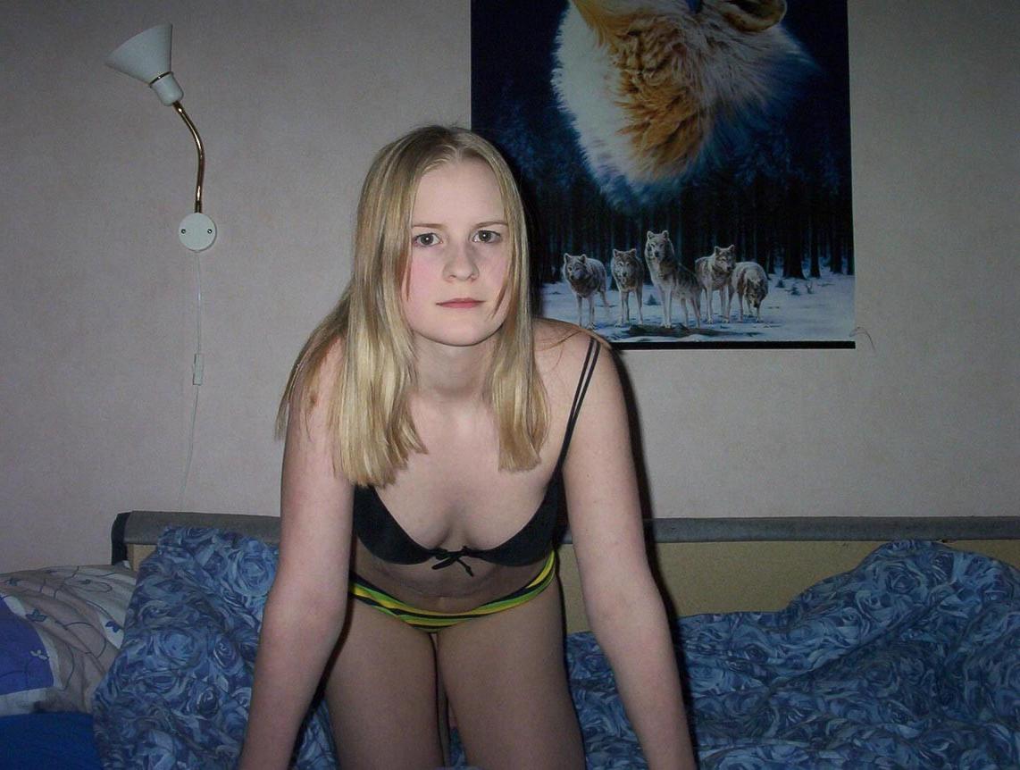 20P Blonde amateur girlfriend posing in her bedroom