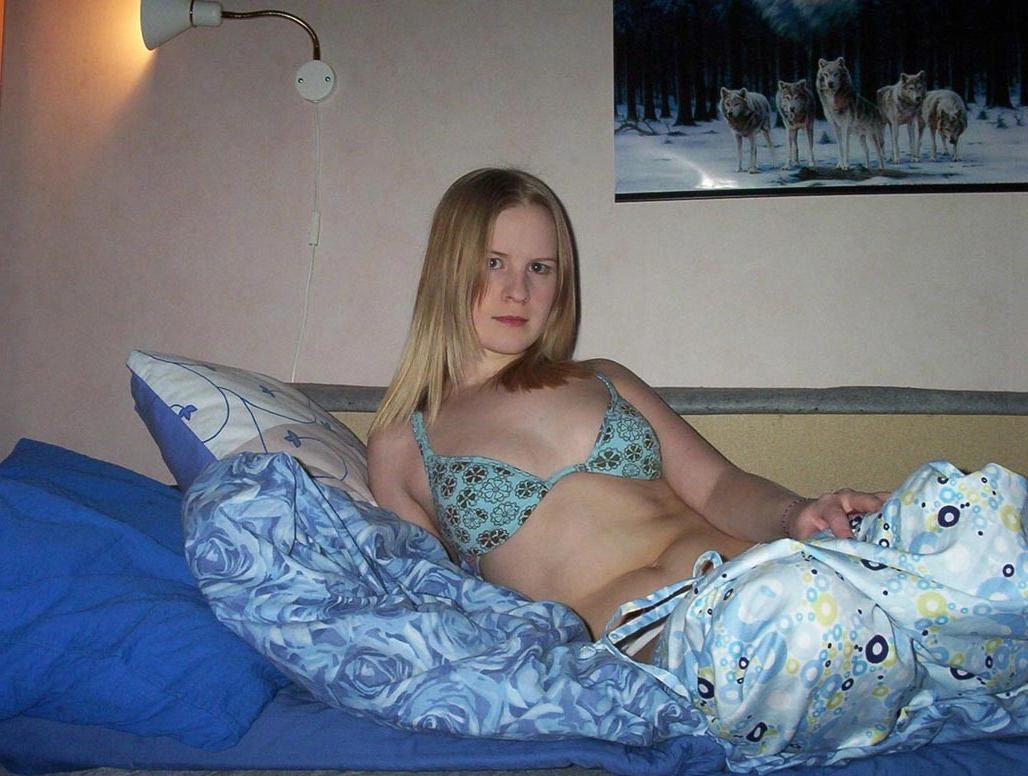 20P Blonde amateur girlfriend posing in her bedroom
