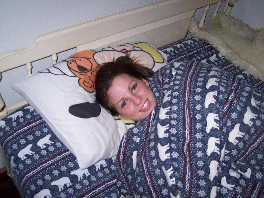 20P Amateur girlfriend sucking cock in her bedroom