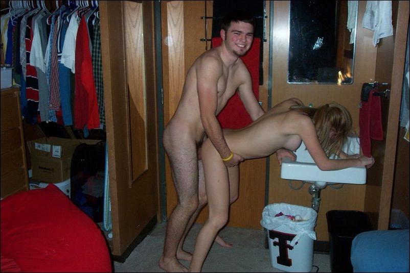 20P Amateur couple fucking in their bedroom action