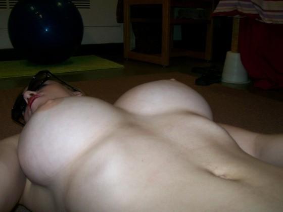 20P Amateur girl with big tits posing in her bedroom