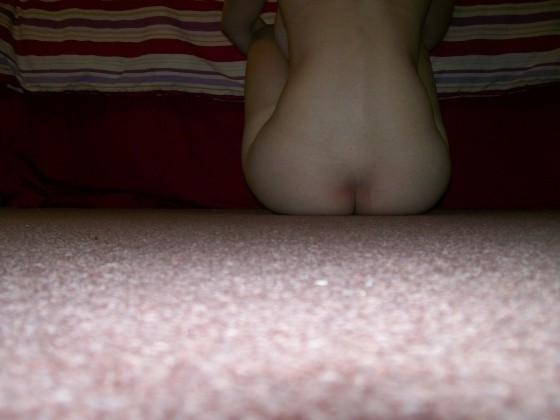 20P Amateur girl with big tits posing in her bedroom