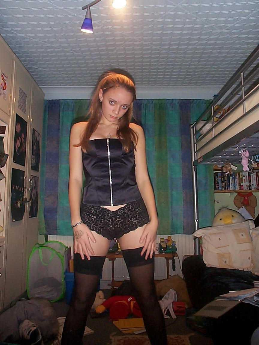 20P Amateur blonde girlfriend posing naked in her bedroom