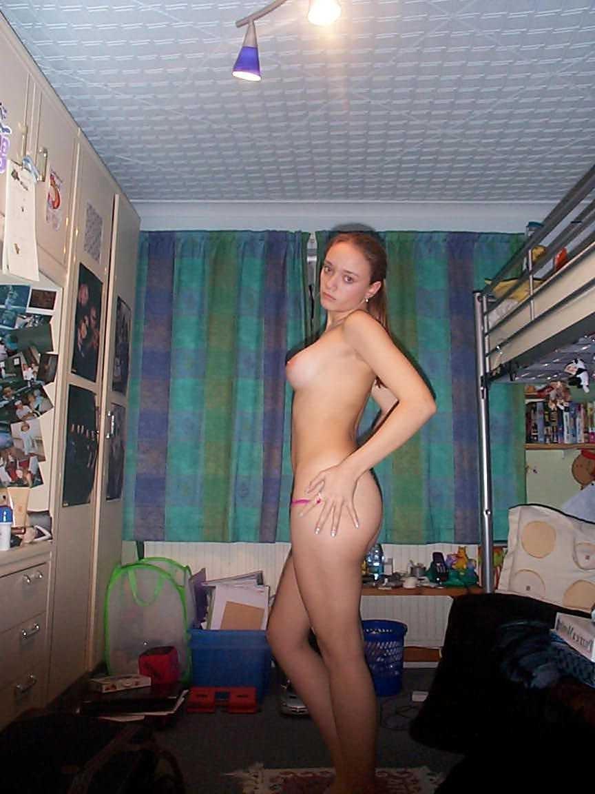 20P Amateur blonde girlfriend posing naked in her bedroom