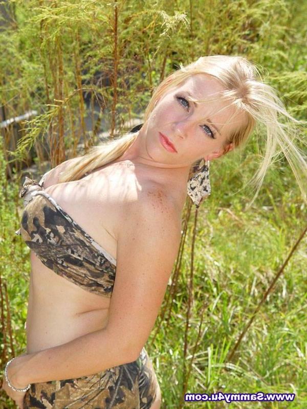 15P Naughty amateur housewife stripping off outdoor