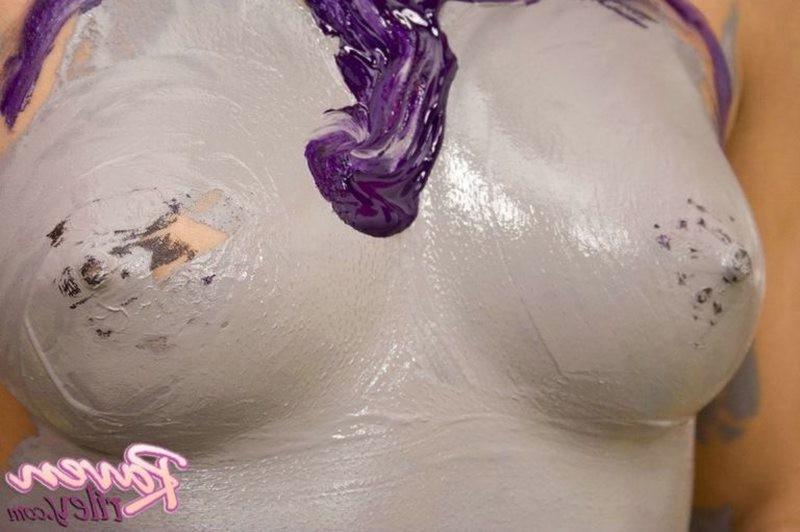 16P Gorgeous Raven Riley covers her body in body paint
