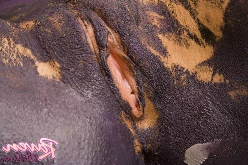 16P Gorgeous Raven Riley covers her body in body paint