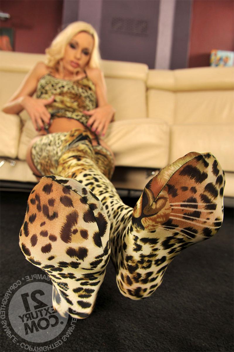20P Truly nice girls give footjob and got their cute little toes all creamed This is