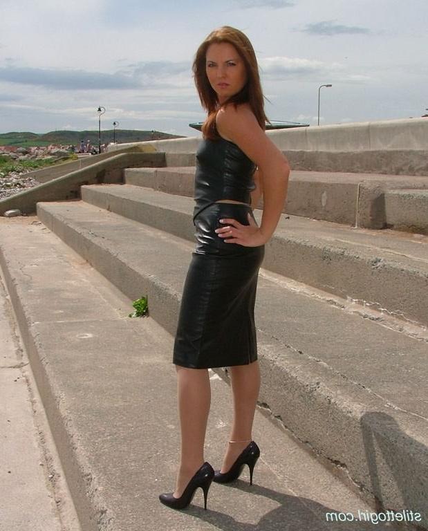 15P Amateur babe in stockings and heels