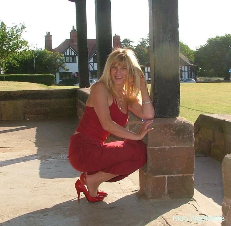 15P Leggy amateur lady in nylons and high stiletto heels