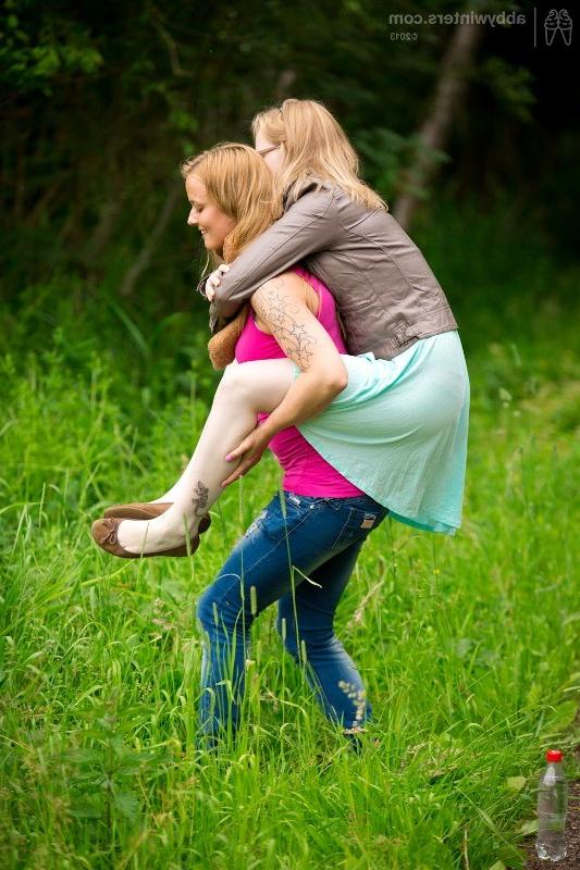 15P Amazing girls lick and rub beautiful pussies outdoors