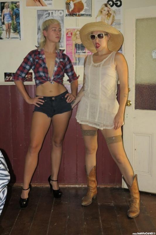 15P Hot lesbos kiss and lick