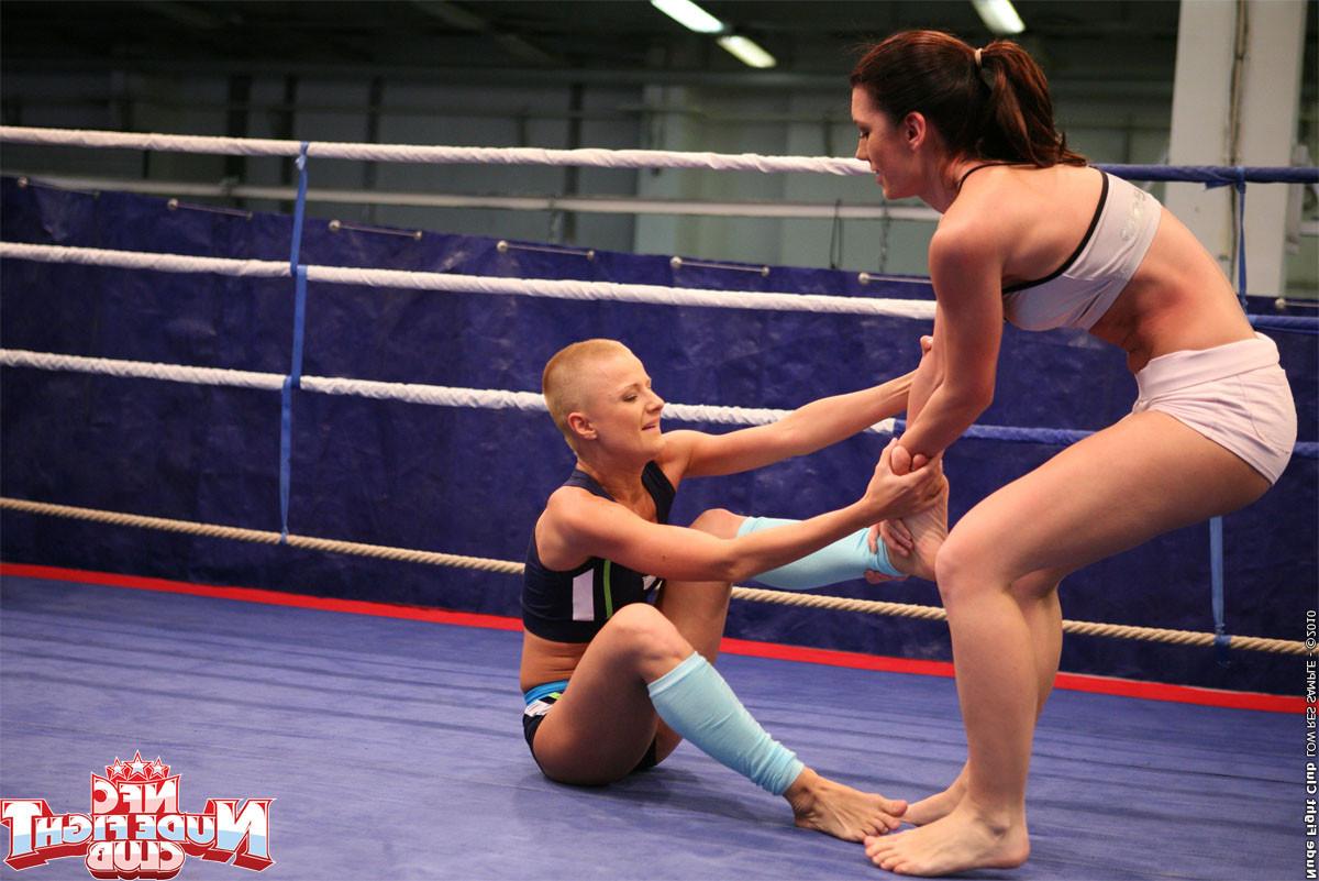 20P Watch these naked amazon fighters wrestle, struggle, suffer, kick and lick Nude 