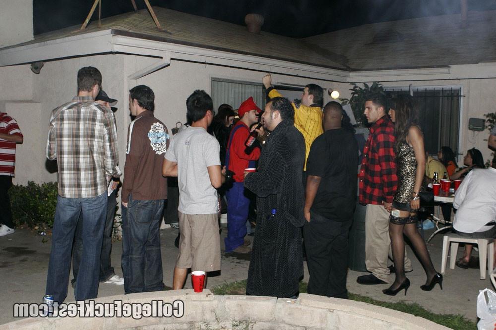 20P Coeds licking pussy at a party
