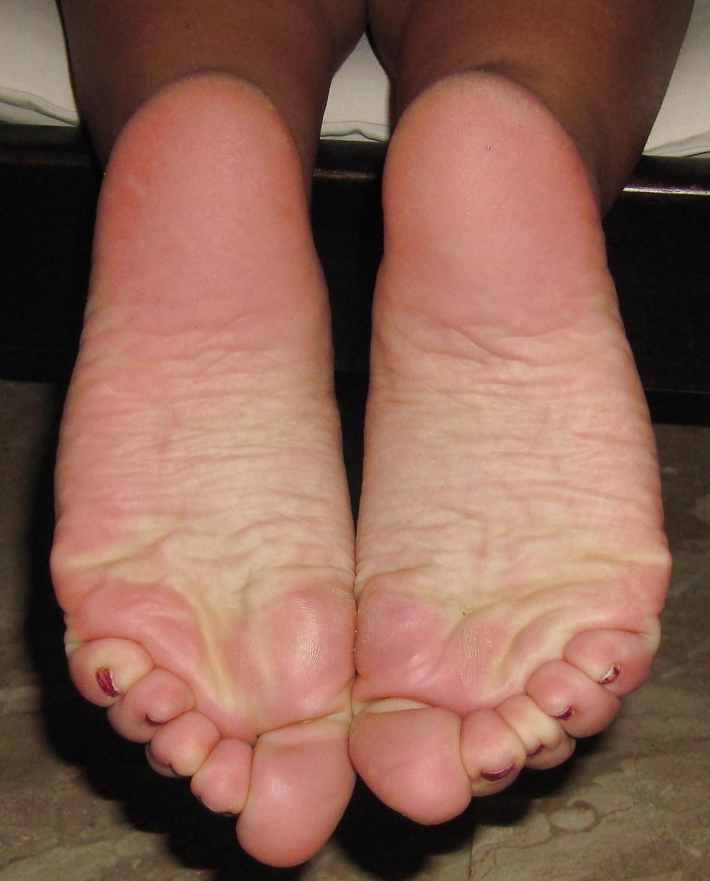 10P Young soles ready for footjob