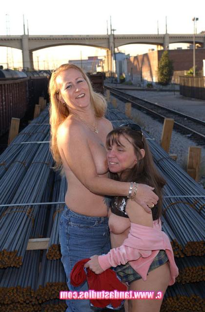 20P Older outdoor lesbos