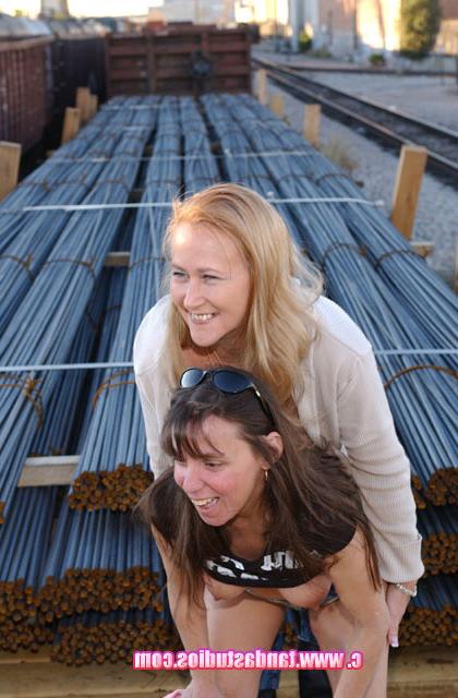 20P Older outdoor lesbos