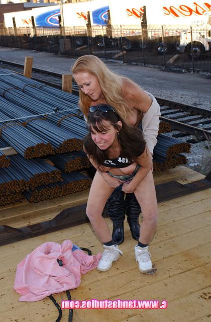20P Older outdoor lesbos