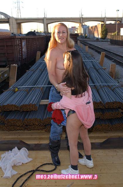 20P Older outdoor lesbos