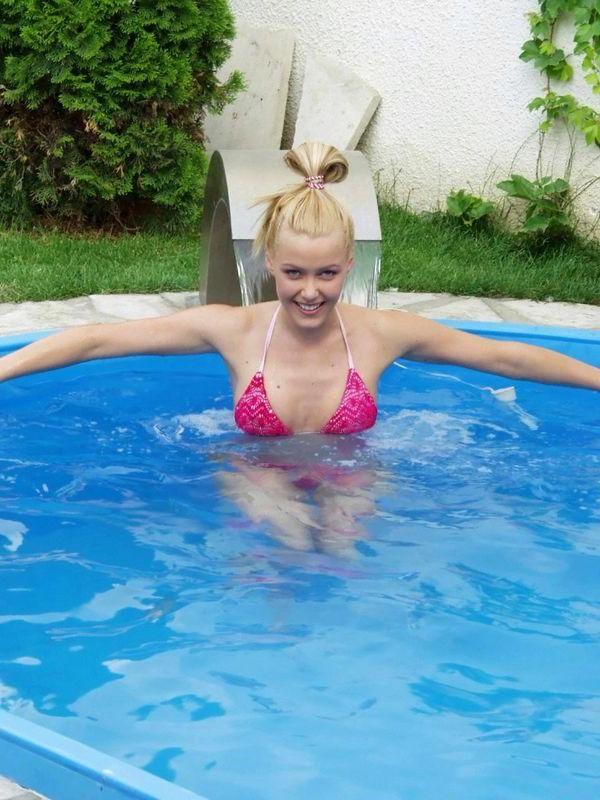 17P Two beauties in the pool licking pussy