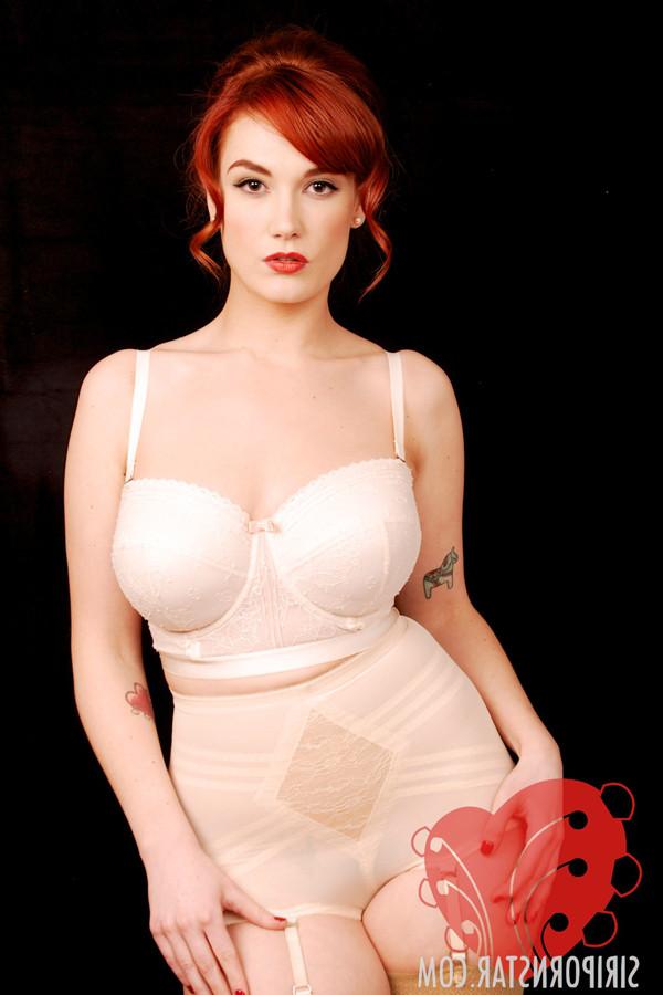 12P SIRI SHOWS HER SEXY BIG BUST IN LINGERIE