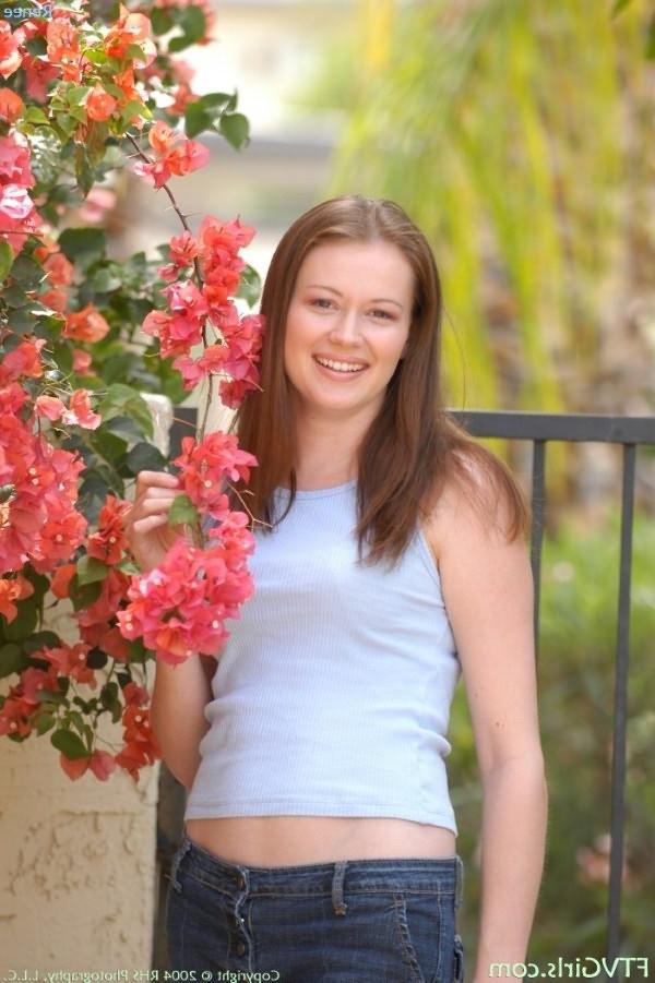 20P Angelic teen redhead posing butt and breasts and pussy outdoor