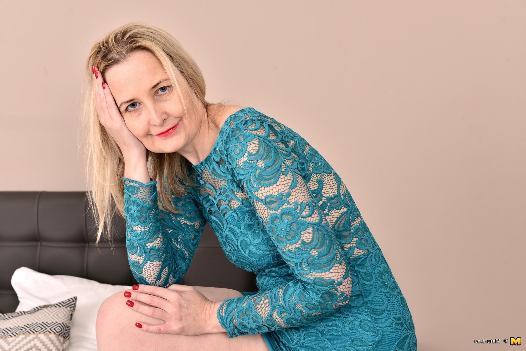 16P This British housewife loves to play alone
