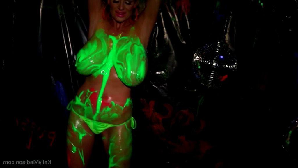 16P Kelly Madison dancing while covered in body paint