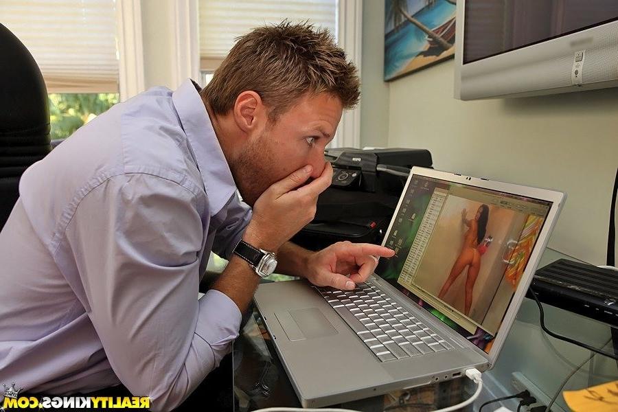 16P Milf Branda Fox seduced and bangs her tech guy