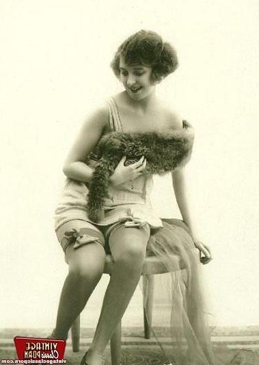 12P Sensual vintage ladies in sexy lingerie showing it