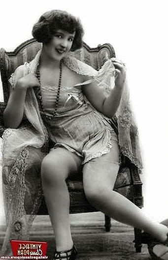 12P Sensual vintage ladies in sexy lingerie showing it