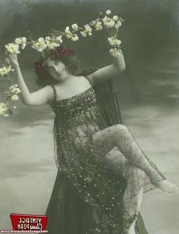 12P Sensual vintage ladies in sexy lingerie showing it