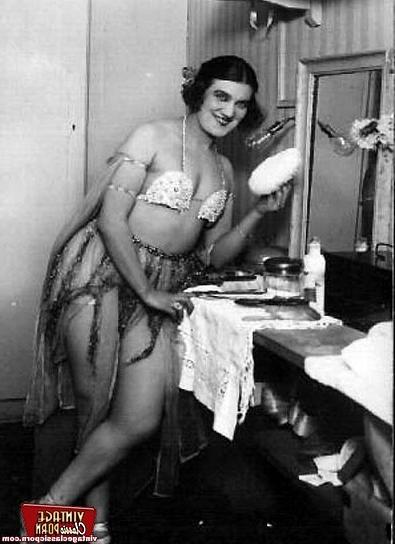 12P Sensual vintage ladies in sexy lingerie showing it
