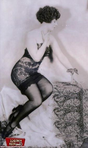 12P Sensual vintage ladies in sexy lingerie showing it