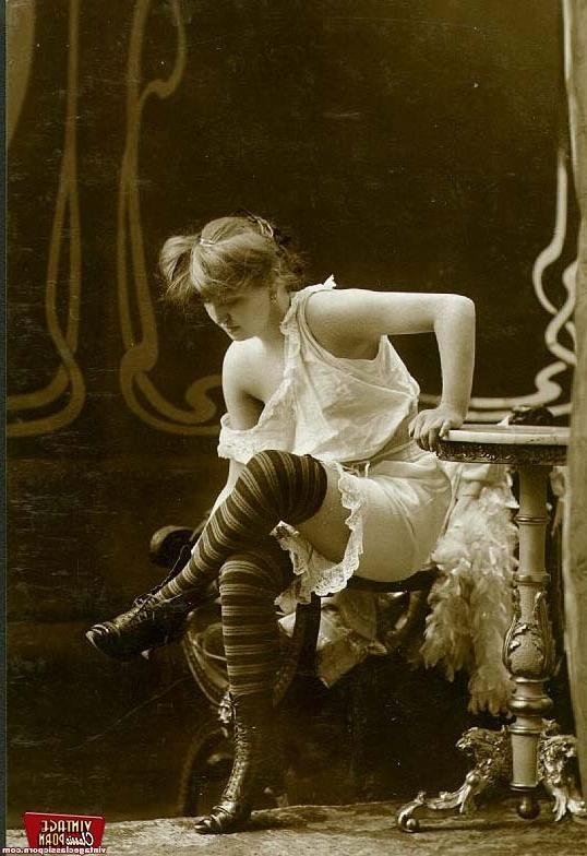 12P Sensual vintage ladies in sexy lingerie showing it