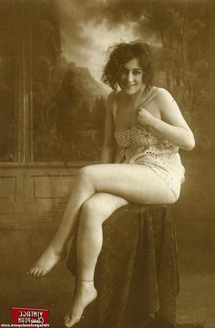 12P Sensual vintage ladies in sexy lingerie showing it