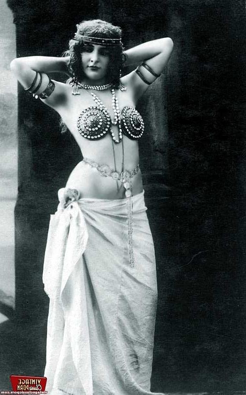 12P Sensual vintage ladies in sexy lingerie showing it
