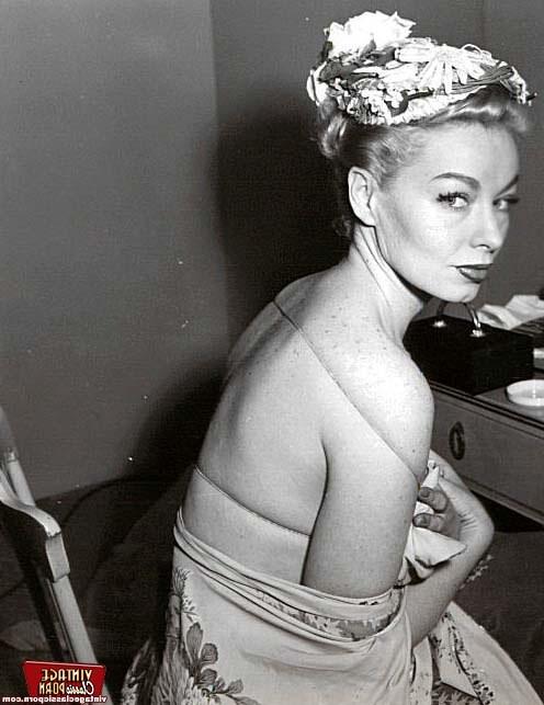 12P Sensual model from the fifties showing her body