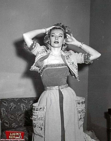 12P Sensual model from the fifties showing her body