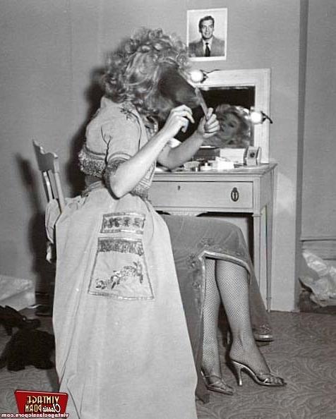 12P Sensual model from the fifties showing her body