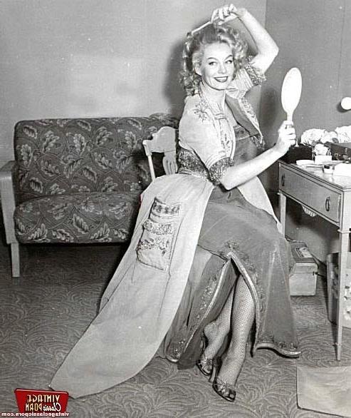 12P Sensual model from the fifties showing her body