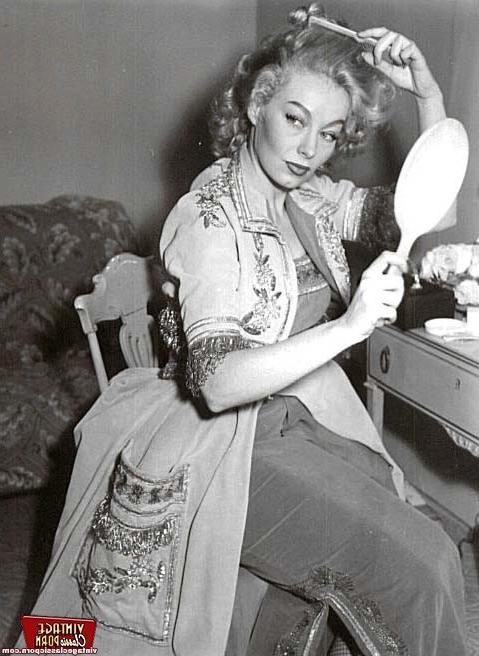 12P Sensual model from the fifties showing her body