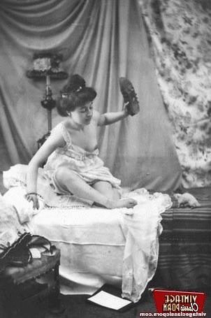 12P Several French ladies from the 1930s showing their body