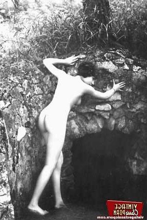 12P Several French ladies from the 1930s showing their body
