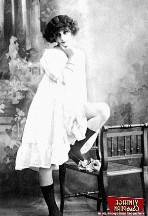 12P Several French ladies from the 1930s showing their body