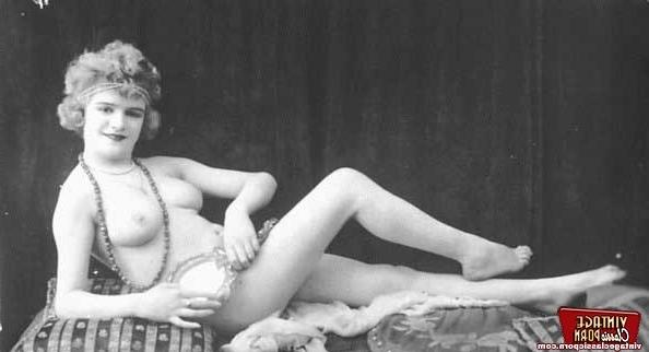 12P Several French ladies from the 1930s showing their body