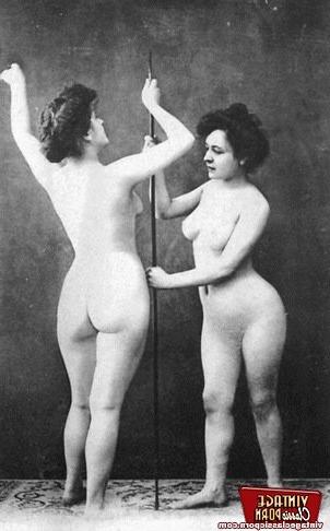12P Several French ladies from the 1930s showing their body