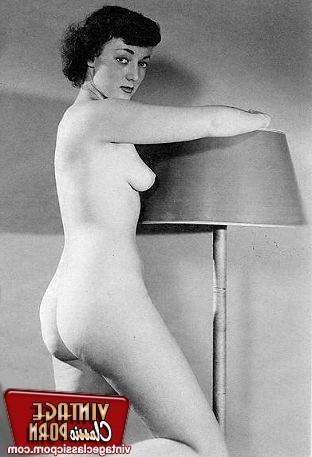 12P Some sensual vintage babes showing their big curvy asses