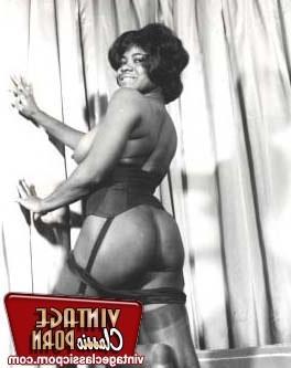 12P Some sensual vintage babes showing their big curvy asses